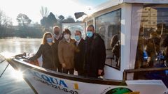 Alfonso Rueda (segundo por la derecha) en uno de los barcos que navegan por el r�o, a la altura de Salvaterra de Mi�o.