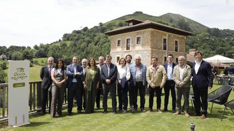 Alejandro Fernndez, presidente de Alimerka y tercero por la izquierda, acompaado de participantes en el proyecto Casona La Lloraza