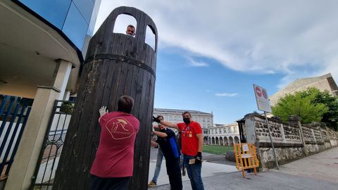 Uno de los colectivos preparando sus instalaciones