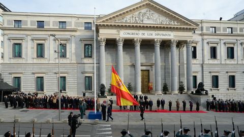 Soldados y personalidades durante el izado de bandera en la celebracin del Da de la Constitucin