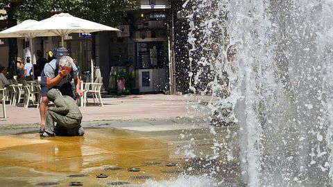 Turistas refresc�ndose del extremo calor de este martes en Pontevedra