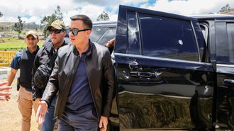 El presidente Noboa, junto al coche�da�ado durante el ataque a su convoy.