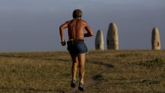 Imagen de archivo de un hombre corriendo en el entorno de la Torre de H�rcules. 
