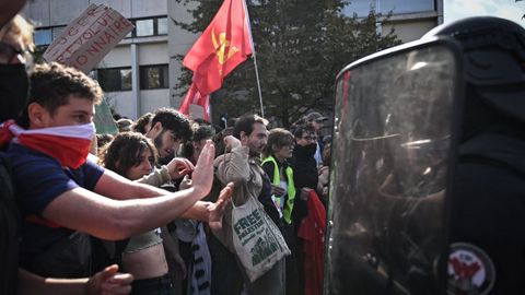 Un enfrentamiento entre la polic�a y los estudiantes ante un instituto de Saint Denis