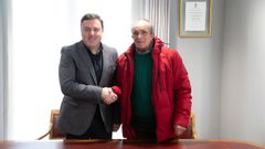 Los presidentes de la Diputaci�n y el colectivo Adiante, tras la firma del convenio