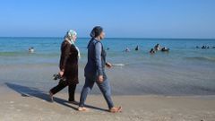Mujeres visten burkini en una playa turca