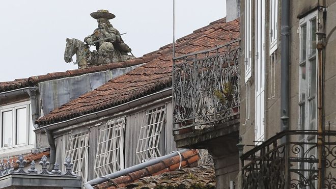 Imagen de San Marti�o sobre los tejados de Santiago