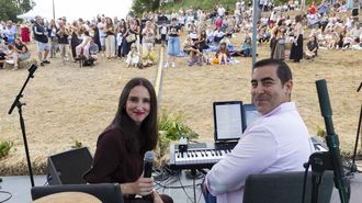 Irma Mac&iacute;as y Lu&iacute;s Pinto, durante su concierto en el &laquo;Atardecer no castro&raquo;