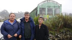 Manuela N�voa, Nieves P�rez e Esther Garc�a, extraballadoras de la antigua Pontesa, con la antigua nave de su industria al fondo, que ahora es un almac�n de cereal y que ardi� el domingo. 