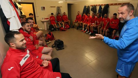 Manuel Vicente da instrucciones a los jugadores del cuadro vicedense en el vestuario.