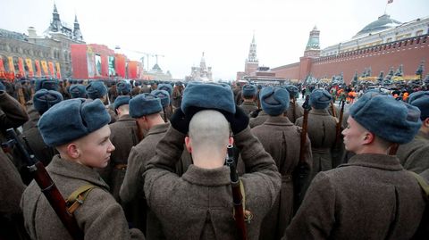Soldados esperan a su turno en el desfile militar con motivo del aniversario del desfile de 1941 en Mosc� (Rusia).