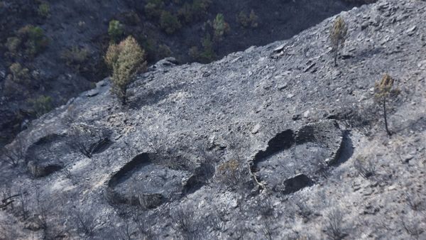 Antiguas alvarizas que el fuego puso al descubierto cerca de la aldea de Vilarmel