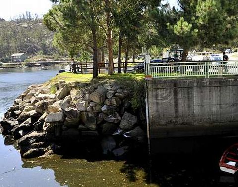 La estructura va sobre los canales de la central. 
