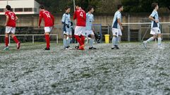 O Cembedo, campo de f�tbol de Viveiro situado a la orilla de la r�a, acab� te�ido de blanco tras una granizada durante un partido.