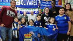 Christian, Ibra y Mar�a M�ndez con ni�os de la Pe�a Azul Olivares