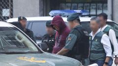 El arrestado por el crimen de la vecina de Cabanas saliendo de su casa de Narn tras el registro