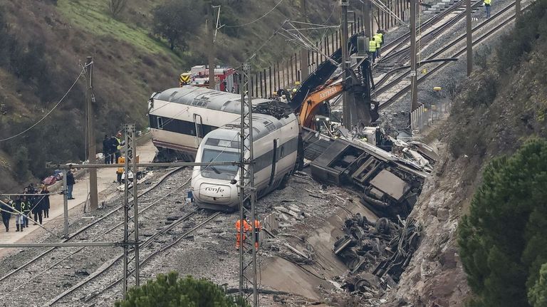 Imagen del talud en el que acabaron los dos primeros coches del Alvia, y que agrav� las consecuencias del accidente