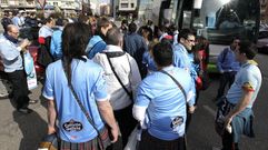 Aficionados del Celta junto al autob�s que los llev� a A Coru�a en marzo del 2013