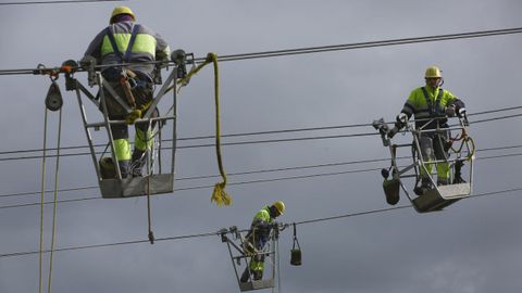Imagen de archivo de una intervencin tcnica en una lnea de alta tensin sobre la AG-55 en A Corua
