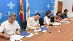 La conselleira de Medio Rural y representantes de los sindicatos firmando el acuerdo este lunes por la maana