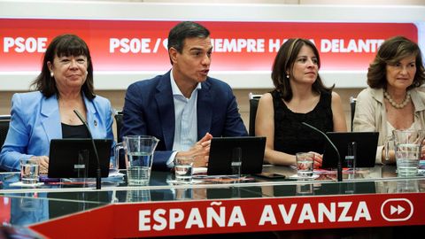 El secretario general del PSOE, Pedro S�nchez; la presidenta del partido, Cristina Narbona (i); la portavoz, Adriana Lastra (d), y la vicepresidenta, Carmen Calvo (d) durante una reuni�n de la Ejecutiva Federal del partido, este lunes en Ferraz