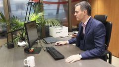 El presidente del Gobierno, Pedro S�nchez, ejerciendo su derecho a voto, de forma telem�tica, en la consulta impulsada sobre el PSOE sobre los acuerdos de Gobierno con Sumar y otras formaciones.