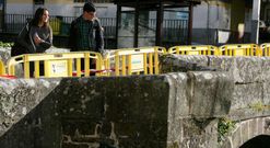 Un bloque de piedra cuelga del puente cuya estructura tiene al menos 800 a�os de antig�edad. 