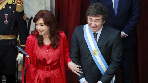 Cristina Fernndez y Javier Milei, el 10 de diciembre del 2023 durante la toma de posesin.