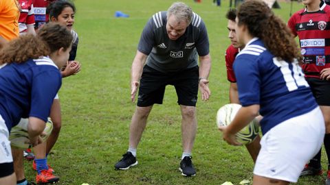 Jordie Barrett (c), jugador de los All Blacks,la selecci�n de rugby de Nueva Zelanda, premio Princesa de Asturias de los Deportes 2017, durante el entrenamiento que los miembros de los All Blacks han mantenido con jugadores de rugby de Asturias, hoy en las instalaciones Municipales de San L�zaro de Oviedo