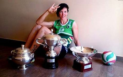 La gallega Noelia S�nchez posa con los t�tulos conseguidos.