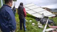 Vuela parte de la cubierta del campo de ftbol de Laxes, en Bueu, por el temporal Martinho