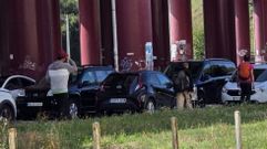 La presencia de toxic�manos es diaria en el aparcamiento municipal de Pontepedri�a, situado bajo las v�as del tren.