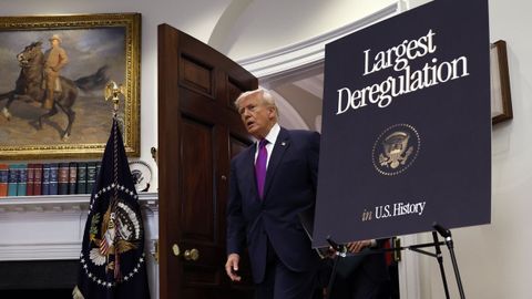 Trump, el pasado febrero, cuando anunci� la derogaci�n de la agencia para regular las emisiones de gases de efecto invernadero.