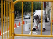Pintado de la se�alizaci�n horizontal de carga y descarga en el paseo del Malec�n. 