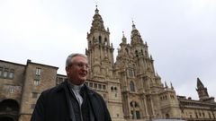 Obras de restauraci�n en el interior y visitantes encendiendo velas en la Catedral