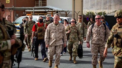 El jefe del Mando Central de Estados Unidos, general Frank McKenzie, lleg� este mi�rcoles al aeropuerto de Kabul para supervisar las evacuaciones.