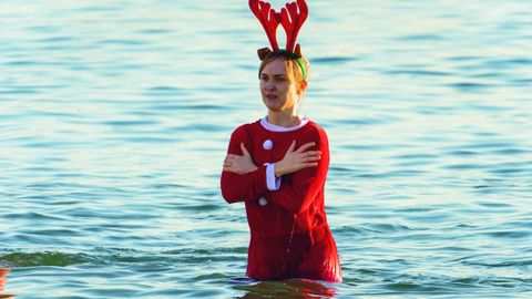 Chapuz�n para despedir el a�o en la playa de Silgar, en Sanxenxo