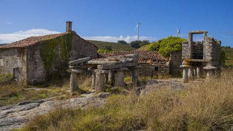 Antiguos hrreos y casas de piedra sobreviven, como buenamente pueden, en la aldea cormelana de Candelago