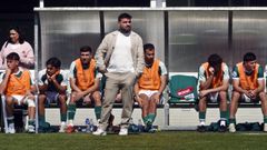 El entrenador del Coruxo, Javi Pereira, dirigiendo a su equipo en un partido en O Vao.