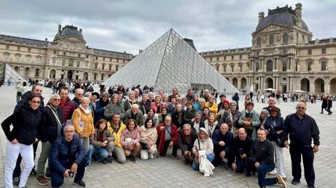 La delegacin barbanzana,en los exteriores del museo de Louvre