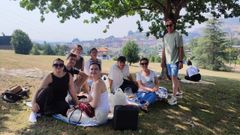 Una familia come en el Parque del Oeste de Oviedo, donde se han instalado para observar el eclipse total de Sol que se podr� ver en Asturias