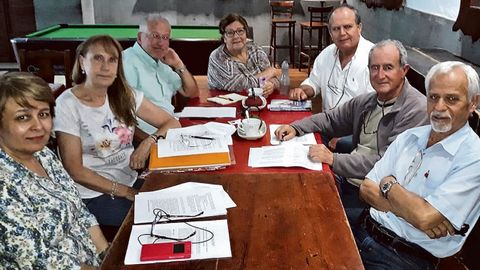 Rosa San Mart�n (segunda por la izquierda), junto a varios de los socios del �cohousing� de Gran Canaria
