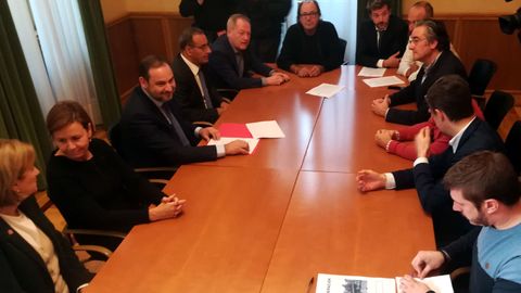 El ministro Jos� Luis �balos, primero por la izquierda, durante su reuni�n con representantes auton�micos y locales en el ayuntamiento de Gij�n