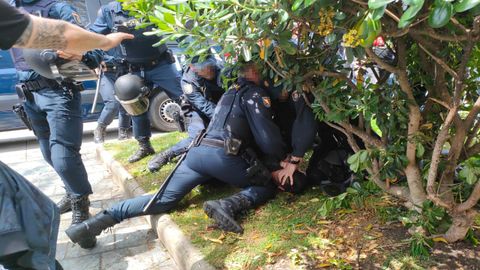Momento en el que los agentes arrestaron al manifestante