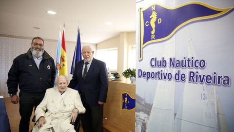 El presidente de la Real Federacin de Vela Gallega, Manuel Villaverde, impone a Ramiro Carregal la medalla de oro de la Federacin 