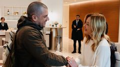 Giorgia Meloni estrecha la mano a uno de los excarcelados, Alberto Trentini, a su llegada al aeropuerto Ciampino de Roma
