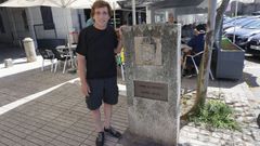 Mart�nez-Almeida en el kil�metro cero del Camino Ingl�s, en el puerto de Ferrol.