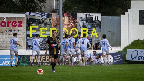 El equipo boirense celebra el gol de Allyson (en el suelo) en el partido contra el Barbads.