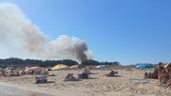 El incendio visto desde la playa de A Corna.