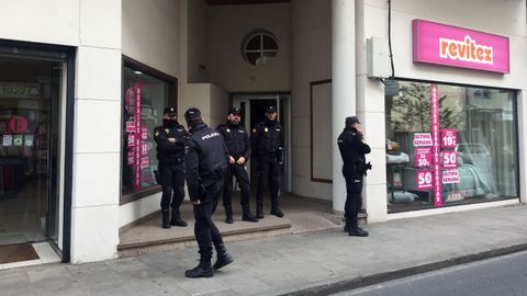 Policas frente al portal del barrio de San Antonio en el que est uno de los pisos registrados en Monforte